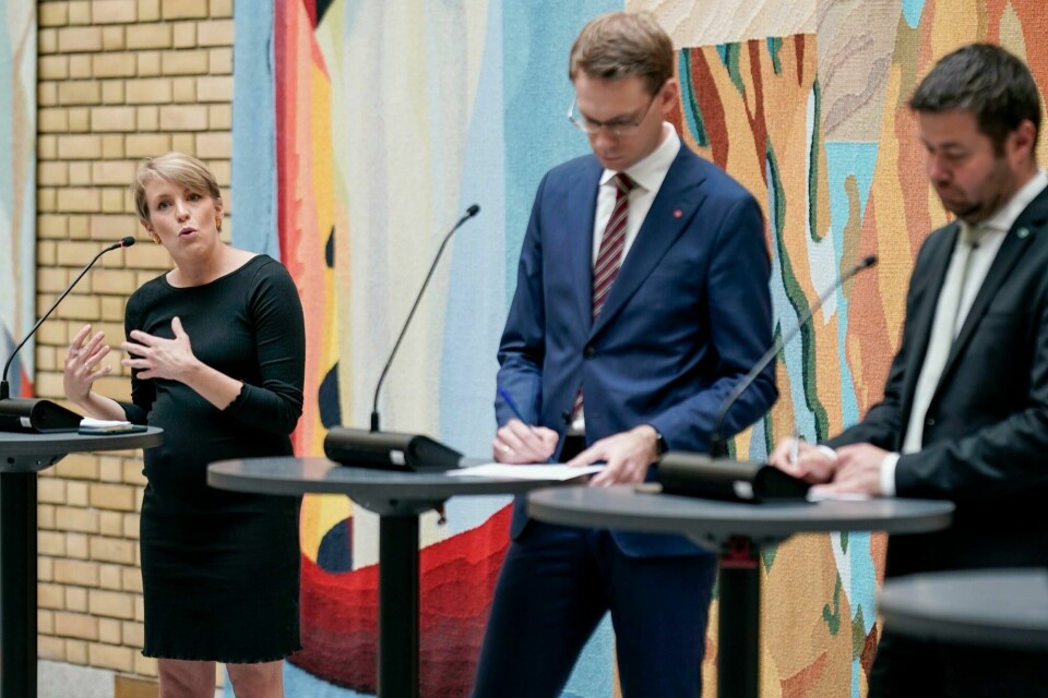 SVs finanspolitiske talsperson Kari Elisabeth Kaski ber regjeringspartiene Ap og Sp se bort fra skatteløftet sitt fordi situasjonen er dramatisk endret. SVs finanspolitiske talsperson Kari Elisabeth Kaski ber regjeringspartiene Ap og Sp se bort fra skatteløftet sitt fordi situasjonen er dramatisk endret.