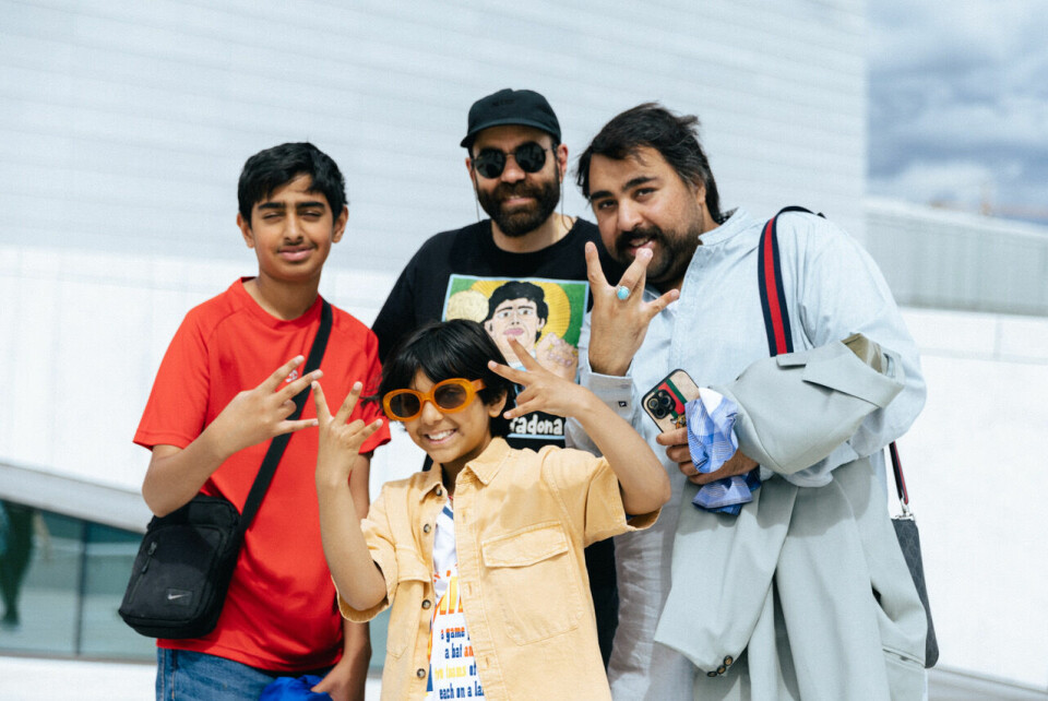 Nå er innspillingen i gang av Gulraiz Sharifs debutbok 'Hør her'a!'. Her er skuespillerne Mohammed Ahmed (f.v.) Liza Haider, regissør Kaveh Tehrani og forfatter Gulraiz Sharif.Foto: Viaplay Nå er innspillingen i gang av Gulraiz Sharifs debutbok «Hør her'a!». Her er skuespillerne Mohammed Ahmed (f.v.) Liza Haider, regissør Kaveh Tehrani og forfatter Gulraiz Sharif. Foto: Viaplay