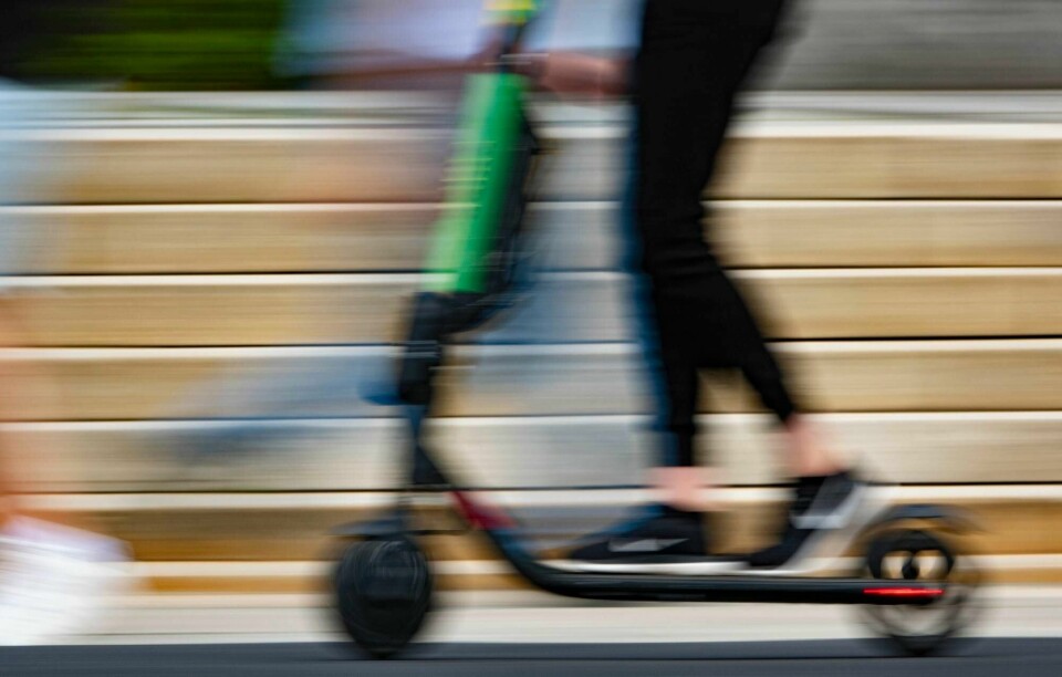 Illustrasjonsfoto. Oslo 20190709.Elsparkesyklene regjerer i Oslo sentrum. Store og små, fastboende og turister, nordmenn såvel som utlendinger farer rundt i gater, på fortau, gjennom parker, med både to og tre på brettet på de elektriske sparkesyklene som ser ut til å ha blitt sommerens slager i storbyen. Foto: Geir Olsen / NTB scanpix