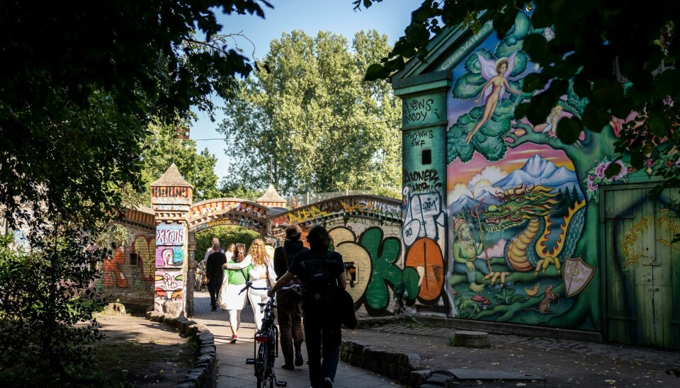 Christiania i København har sagt ja til regjeringens tilbud om bygging av statlige boliger i fristaden. I bytte får innbyggerne, christianittene, blant annet kjøpe en del av området og boligene de leier. Fristaden Christiania i København er en bydel ulik alle andre. Søndag er det 50 år siden fristaden ble etablert. Foto: Mads Claus Rasmussen/ Ritzau Scanpix / NTB