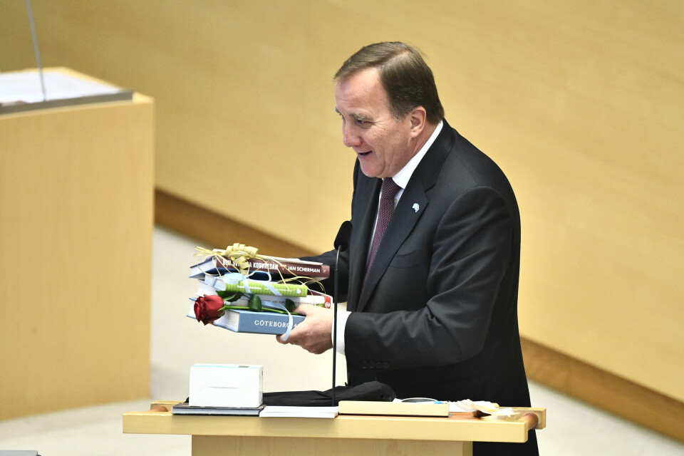 Stefan Löfven fikk gaver av de andre partilederne i forbindelse med avgangen som Socialdemokraternas leder i 2021. Stefan Löfven fikk gaver av de andre partilederne i forbindelse med avgangen som Socialdemokraternas leder i 2021.