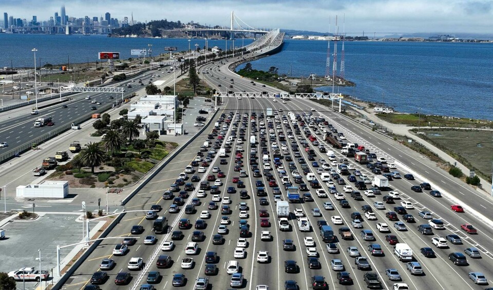 Det er plass til mange biler i bredden ved bomstasjonen ved San Francisco-Oakland-broen i California. Nå vil California gå i front i USA i å gå over til utslippsfrie biler. Det skal bli forbud mot å selge nye bensinbiler fra 2035. Det er plass til mange i bredden ved bomstasjonen ved San Francisco-Oakland-broen i California. Nå vil California gå i front i USA i å gå over til utslippsfrie biler. Det skal bli forbud mot å selge nye bensinbiler innen 2035.