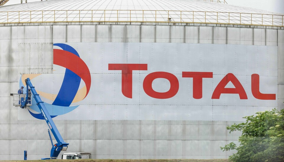 Den franske energigiganten Total Energies trekker seg fra et russisk gassfelt etter påstander om at drivstoff derfra brukes til russiske jagerfly i Ukraina. Den franske energigiganten Total Energies trekker seg fra et russisk gassfelt etter påstander om at drivstoff derfra brukes til russiske jagerfly i Ukraina.