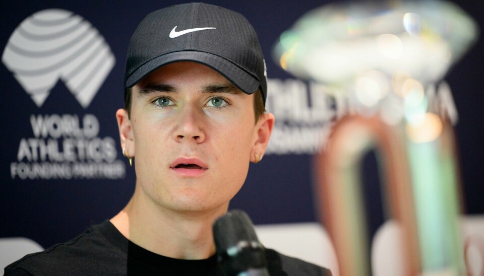 Jakob Ingebrigtsen løper i Lausanne fredag kveld. Foto: Laurent Gillieron / Keystone / AP / NTB