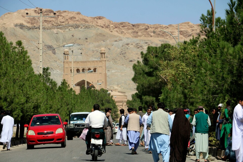 FNs Afghanistan-utsending ber om at Taliban etterforsker anklagene. Flere afghanere samlet seg i nærheten av moskeen som eksploderte i Herat i Afghanistan fredag. Foto: Omid Haqjoo / AP / NTB
