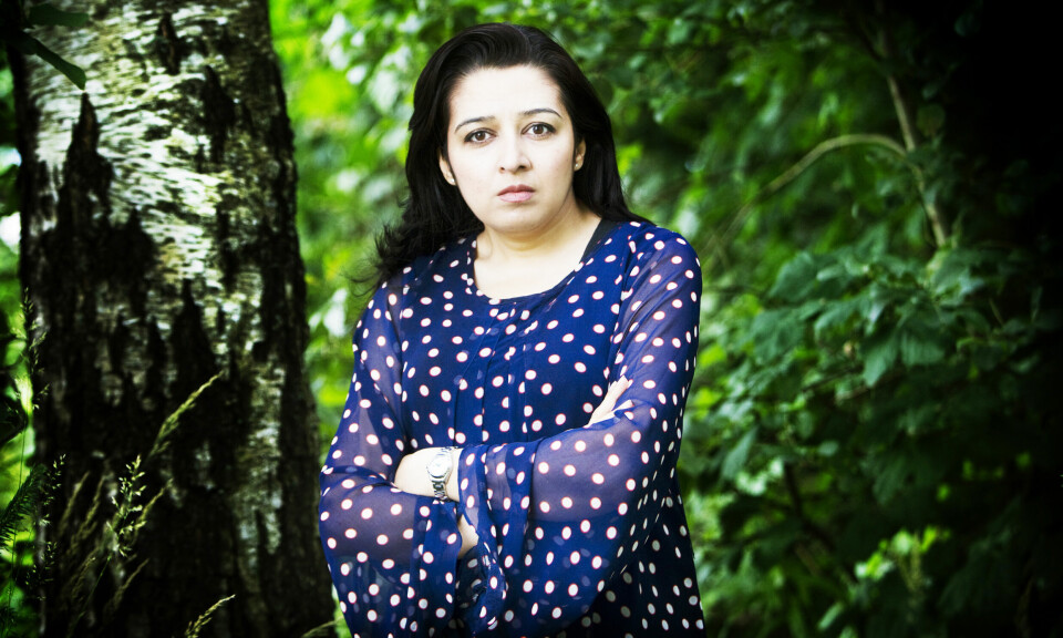 Mahmona Khan er forfatter. Hun har blant annet skrevet «Tilbakeblikk – da pakistanerne kom til Norge» og romanene «Skitten snø» (2011), «Fra Oslo til Lahore» (2013) og «Når du minst venter det» (2015). Mahmona Khan
