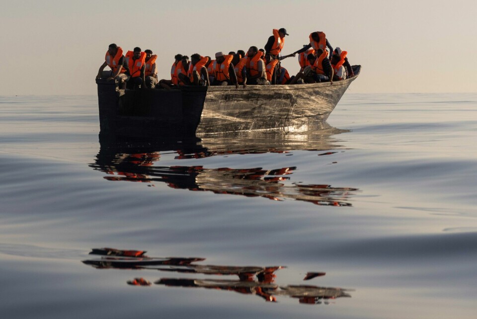 En gruppe migranter og flyktninger får utdelt redningsvester fra hjelpeorganisasjonen SOS Méditerranée mens de venter på å bli reddet i land etter en lang ferd over Middelhavet. En gruppe migranter og flyktninger får utdelt redningsvester fra hjelpeorganisasjonen SOS Méditerranée mens de venter på å bli reddet i land etter en lang ferd over Middelhavet. Foto: Jeremias Gonzalez / AP / NTB