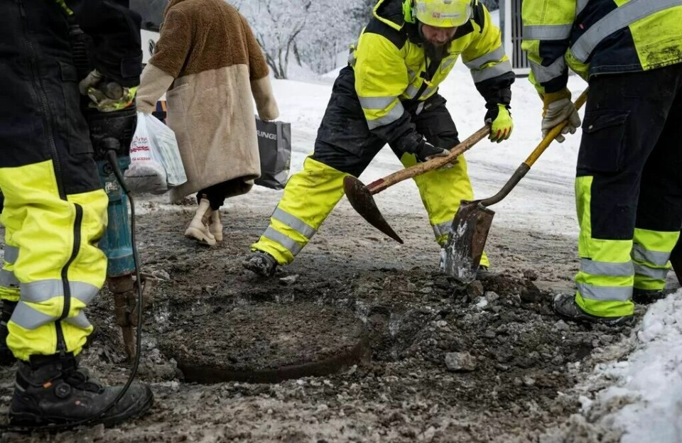 Etter at asfalt, is og betong er pigget opp, må festet for lokket graves fram. Etter at asfalt, is og betong er pigget opp, må festet for lokket graves fram.