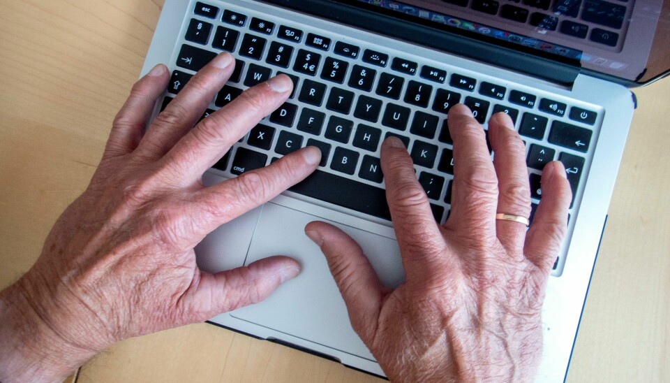 Til kunder som ikke behersker de digitale løsningene, skal bankene tilby rådgivning. Illustrasjonsfoto. Bildet viser et par hender til en eldre person over et tastatur på en datamaskin. Illustrasjonsfoto: Gorm Kallestad / NTB