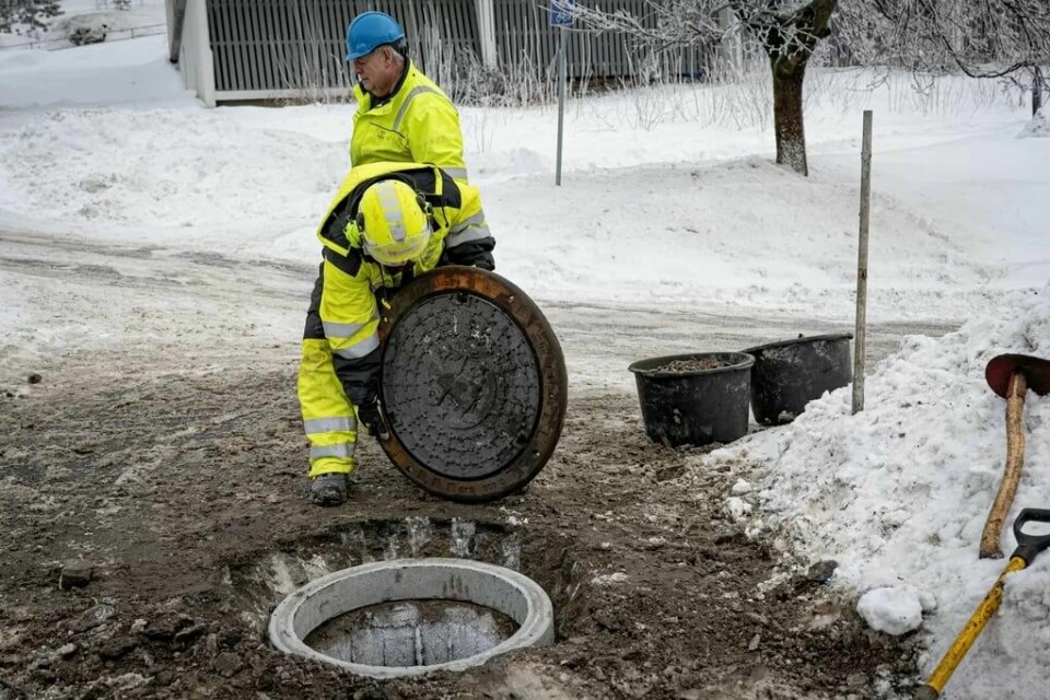 Ny ring til festet er lagt og det nye lokket med Oslos byvåpen skal bukseres på plass. Ny ring til festet er lagt og det nye lokket med Oslos byvåpen skal bukseres på plass.