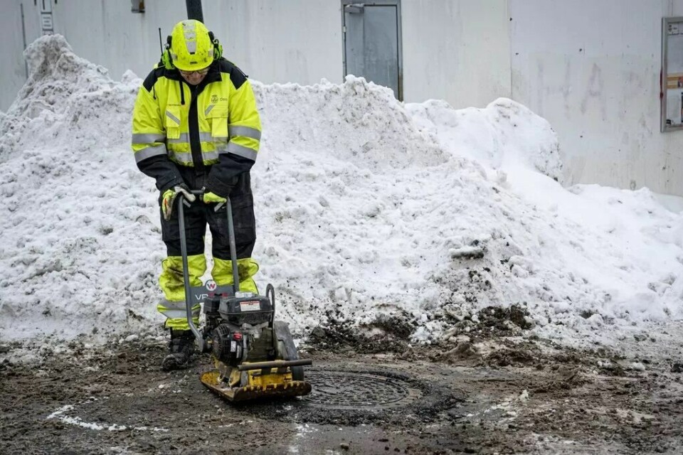 Til slutt vibrerer og komprimerer Willy Fostervoll asfalten på plass, slik at den fester seg. Til slutt vibrerer og komprimerer Willy Fostervoll asfalten på plass, slik at den fester seg.