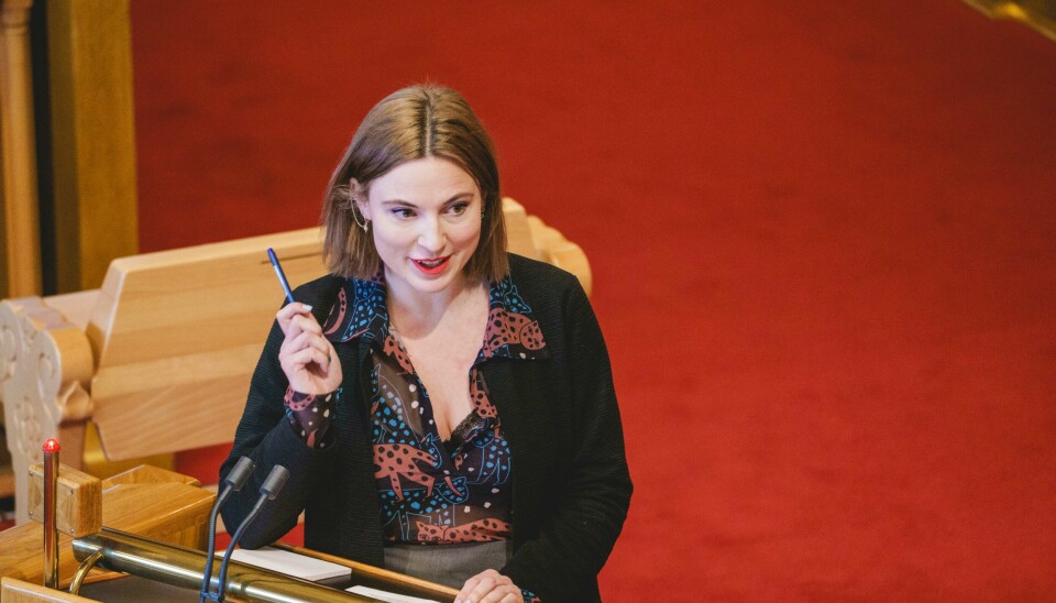 Sofie Marhaug (Rødt) mener at en burde hatt detaljert rapportering på tappingen av vannmagasinene for lenge siden. Nestlederen i energi- og miljøkomiteen, Sofie Marhaug (Rødt), er kritisk til regjeringens havvindsatsing. Foto: Stian Lysberg Solum / NTB