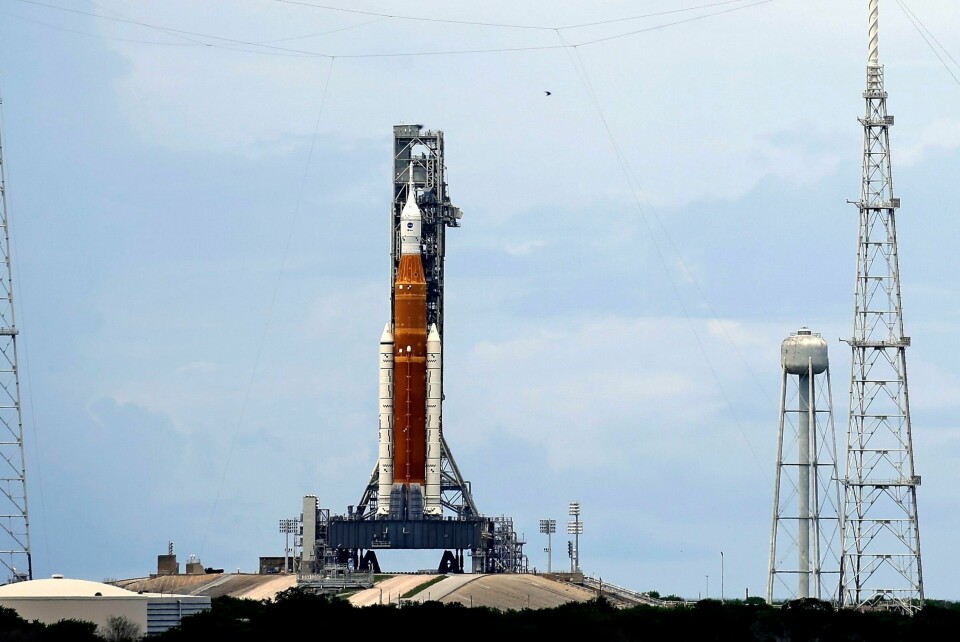 Nasa må utsette oppskytingen av sin nye månerakett. Bildet er tatt søndag 28. august Nasa er klar til å sende opp det første romskipet under navnet Artemis i Cape Canaveral i Florida. Bildet er tatt søndag 28. august. Foto: John Raoux / AP / NTB