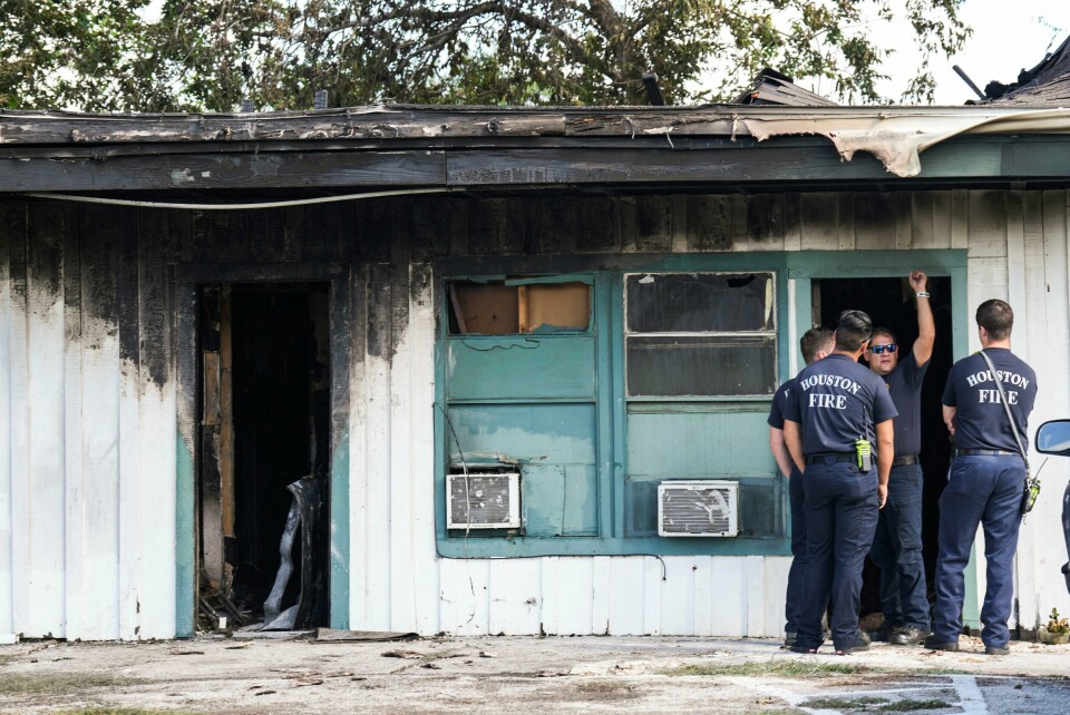 Brannmannskaper på åstedet i Houston der en mann først tente på huset for deretter å skyte mot folk idet de løp ut av den brennende bygningen. Brannmannskaper på åstedet i Houston der en mann først tente på huset for deretter å skyte mot folk idet de løp ut av den brennende bygningen. Foto: AP / NTB