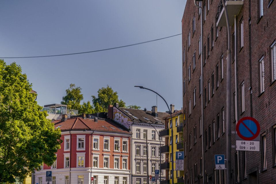 Det har vært en sterk oppgang i utleieprisene for boliger i Norge i sommer. Stor etterspørsel og lavt tilbud av leieboliger har ført til skyhøye leiepriser. Rekordhøye leiepriser vil neppe bli lavere om boliglånsrenten kommer opp i 5 prosent, slik markedet nå priser inn. Her fra Bjølsen i Oslo. Foto: Stian Lysberg Solum / NTB