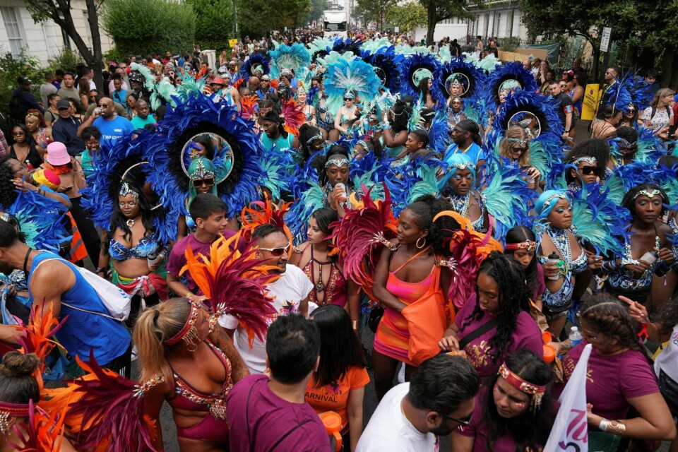 En person ble drept med kniv og flere ble skadet under karnevalsopptoget i Notting Hill i London mandag. Revellers take part in the Notting Hill Carnival in London, Britain, August 29, 2022. REUTERS/Maja Smiejkowska