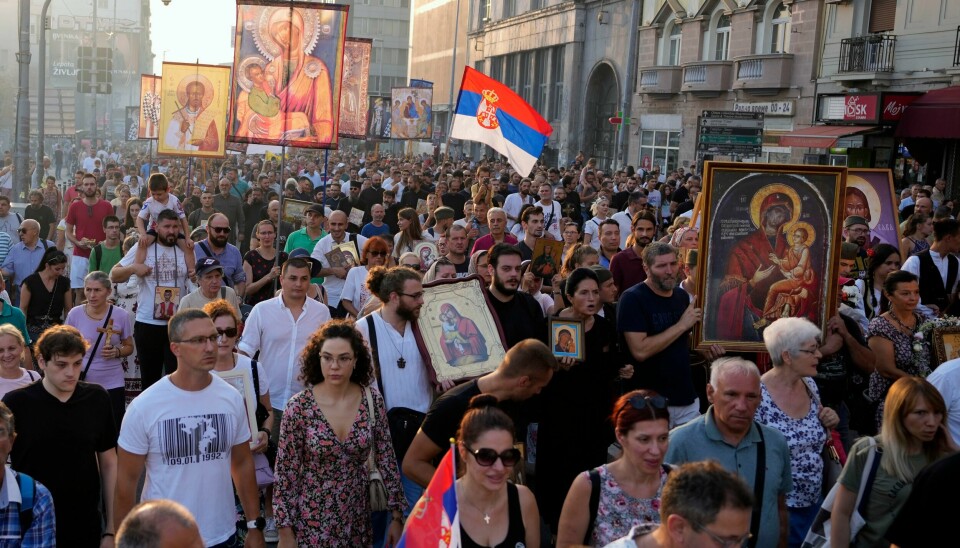 Ortodokse serbere samlet seg i hovedstaden Beograd søndag, i protest mot Europride-festivalen. Serbia er arrangør i år, men regjeringen sa lørdag at festivalen blir avlyst eller utsatt. Arrangørene sier de vil holde festival uansett. Ortodokse serbere samlet seg i hovedstaden Beograd søndag, i protest mot Europride-festivalen. Serbia er arrangør i år, men regjeringen sa lørdag at festivalen blir avlyst eller utsatt. Arrangørene sier de vil holde festival uansett. Foto: Darko Vojinovic / AP / NTB