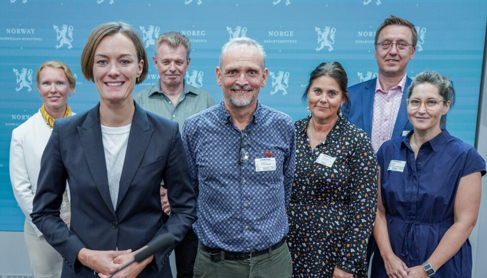 Kultur- og likestillingsminister Anette Trettebergstuen (t.v.) sammen med Claus Moxnes Jervell fra Fellesforbundet som skal lede regjeringens mannsutvalg, og deler av utvalget som var tilstede under pressekonferansen på fredag. Mannsutvalget