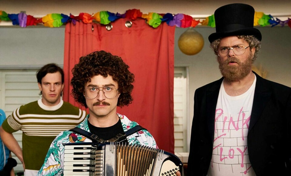 Daniel Radcliffe som Weird Al Yankovic i en ny langfilm som har Toronto-premiere, og ikke uventet er en biografisk filmparodi. I rollen som mentoren Dr Demento ser man Rainn Wilson. Daniel Radcliffe som Weird Al Yankovic i en ny langfilm som har Toronto-premiere, og ikke uventet er en biografisk filmparodi. I rollen som mentoren Dr Demento ser man Rainn Wilson. Foto: TIFF