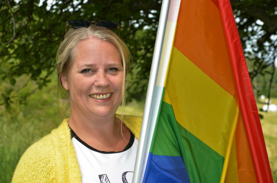 Hege Hansen, leder av Fredrikstad Pride. Hege Hansen Fredrikstad Pride regnbueflagg