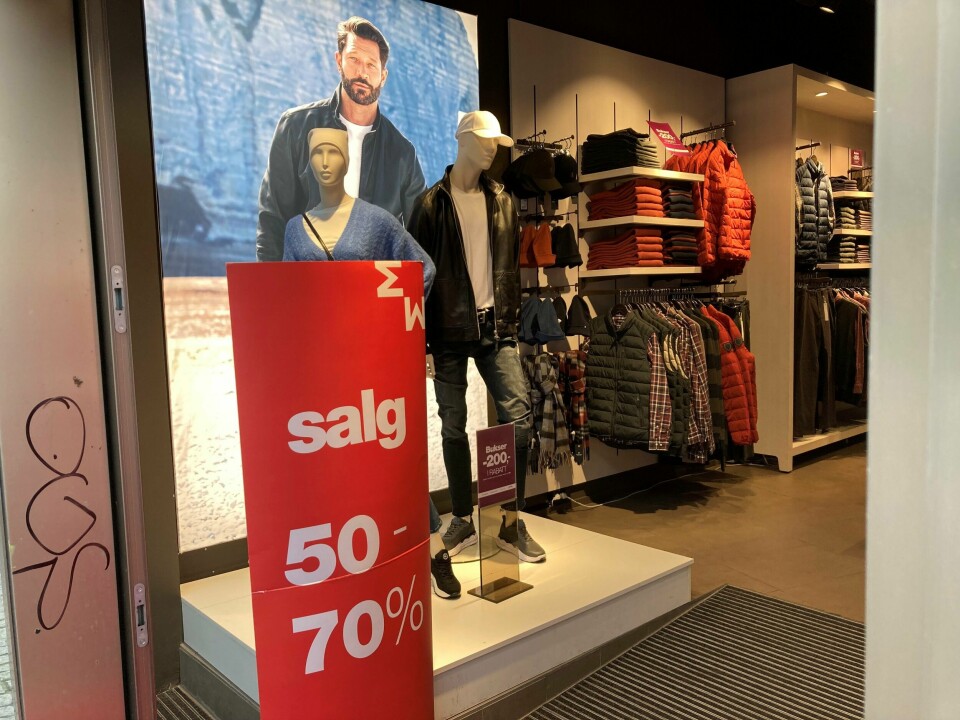 I flere uker allerede, har det vært salg på sommerklær, og prisene er blitt dumpet for å få oss til å kjøpe enda flere plagg. Hver nordmann har i gjennomsnitt 359 klesplagg og hvert femte av dem blir aldri brukt, konkluderte Forbruksforskningsinstituttet SIFO i en rapport i 2016. I flere uker allerede, har det vært salg på sommerklær, og prisene er blitt dumpet for å få oss til å kjøpe enda flere plagg. Hver nordmann har i gjennomsnitt 359 klesplagg og hvert femte av dem blir aldri brukt, konkluderte Forbruksforskningsinstituttet SIFO i en rapport i 2016.