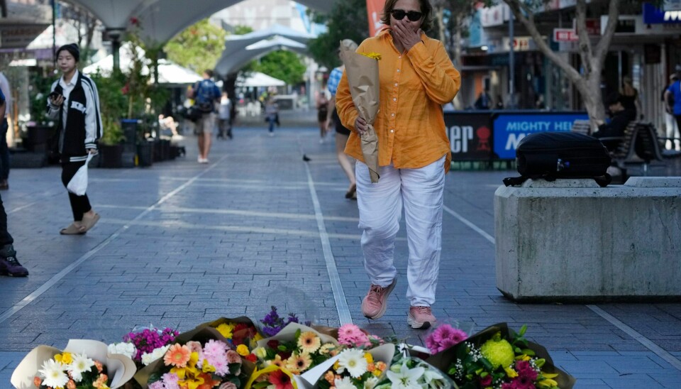 En kvinne legger ned blomster ved et spontant minnesmerke etter de drepte i knivangrepet på et kjøpesenter i Sydney lørdag. Politiet tror ikke at gjerningsmannen hadde terrormotiver. En kvinne legger ned blomster ved et spontant minnesmerke etter de drepte i knivangrepet på et kjøpesenter i Sydney lørdag. Politiet tror ikke at gjerningsmannen hadde terrormotiver. Foto: Rick Rycroft / AP / NTB