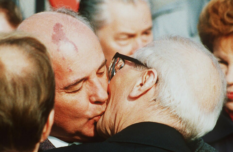På dette ikoniske bildet kysser Mikhail Gorbatsjov den østtyske diktatoren Erik Honecker på et møte i Berlin. Halvannen måned senere falt muren. På dette ikoniske bildet kysser Mikhail Gorbatsjov den østtyske diktatoren Erik Honecker på et møte i Berlin. Halvannen måned senere falt muren.