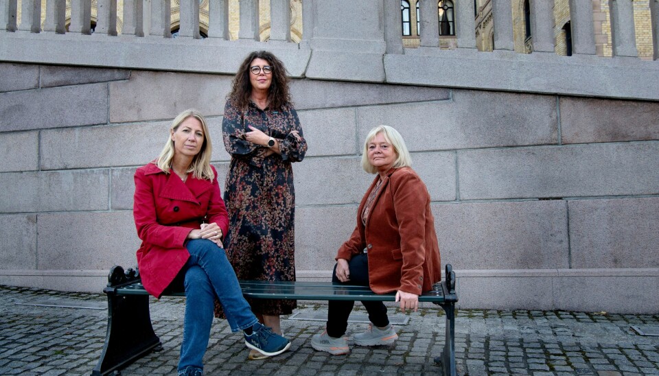 Barna må vernes mot konsekvensene av de mange krisene, understreker (f. v) Mina Gerhardsen, generalsekretær i Nasjonalforeningen for folkehelsen, Kristin Oudmayer, direktør for Barns rettigheter og bærekraft i Unicef Norge, og FO-leder Mimmi Kvisvik. Foto: Mimsy Møller Mimmi Kvisvik, Mina Gerhardsen og Kristin Oudmayer utenfor Stortinget.