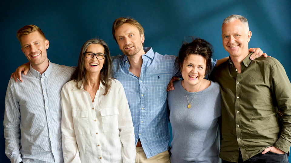 Programleder Eivind Sæther (i midten) sammed med parterapeutene i havarikommisjonen: Sindre Kvithyld Aasli, Sissel Gran, Catrin Sagen og Dimitrij Kielland Samoilow. Programleder Eivind Sæther (i midten) sammed med parterapeutene i havarikommisjonen: Sindre Kvithyld Aasli, Sissel Gran, Catrin Sagen og Dimitrij Kielland Samoilow.