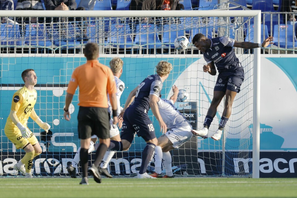 Faris Pemi stanger Kristiansund i ledelsen mot Viking. Senere ble han også tomålsscorer i kampen. Faris Pemi stanger Kristiansund i ledelsen mot Viking. Senere ble han også tomålsscorer i kampen. Foto: Svein Ove Ekornesvåg / NTB
