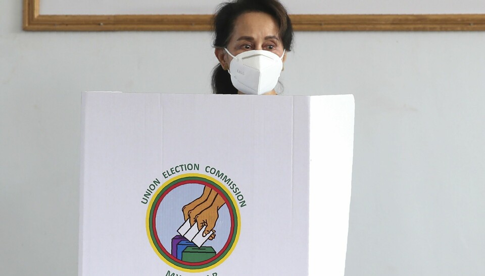 Myanmars daværende leder Aung San Suu Kyi i en valgboks i Naypyidaw i oktober 2020, før militærkuppet i landet. Myanmars daværende leder Aung San Suu Kyi i en valgboks i Naypyidaw i oktober 2020, før militærkuppet i landet. Foto: Aung Shine Oo / AP / NTB