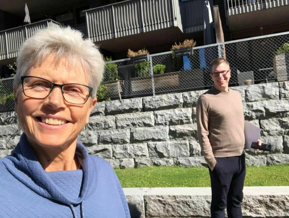 Etter 38 år som fotograf ønsker Dagsavisens fotograf og selfiedronning Mimsy Møller å bli pensjonist. Her leverer hun oppsigelsen hjemme hos sjefredaktør Eirik Hoff Lysholm. Selvsagt ble det også tid til et selvportrett fra et snart avsluttet arbeidsliv. Kvinne og mann på gata.