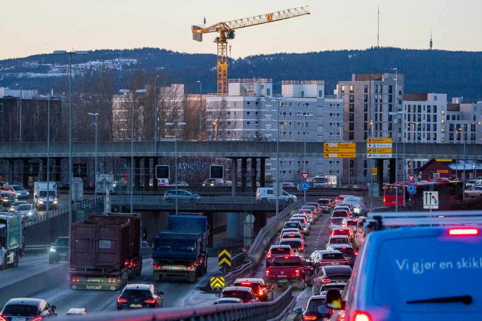 Forbud mot fossile kjøretøy innenfor hele Ring 2 i Oslo kan bli en realitet allerede i 2025. I en fersk rapport peker Statens Vegvesen på helt konkrete grep Stortinget kan ta for å gi Oslo muligheten til å stenge forurensende kjøretøy ute av bykjernen. Forbud mot fossile kjøretøy innenfor hele Ring 2 i Oslo kan bli en realitet allerede i 2025. I en fersk rapport peker Statens Vegvesen på helt konkrete grep Stortinget kan ta for å gi Oslo muligheten til å stenge forurensende kjøretøy ute av bykjernen.