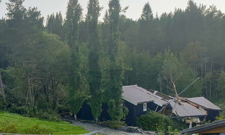 Et ras traff fredag kveld et hus i Valsøyfjorden i Heim kommune i Trøndelag. Et hus ble tatt av raset i Valsøyfjorden i Trøndelag. Foto: Kåre Hendset / NTB
