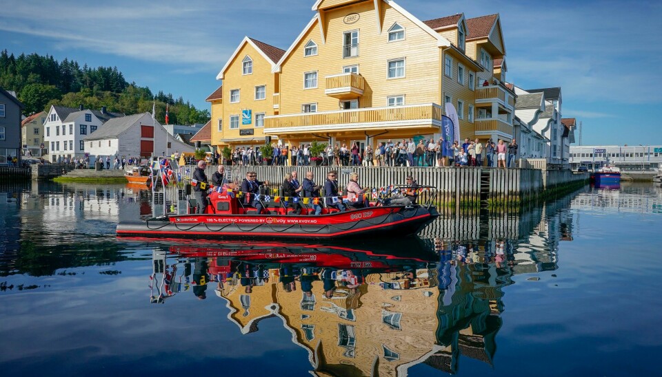 Daværende statsminister Erna Solberg på valgkampturné på i Florø i 2019. Nå mener et knapt flertall at kommunen skal bestå – mens nesten like mange vil at den skal deles opp igjen. Daværende statsminister Erna Solberg på valgkampturné på i Florø i 2019. Nå mener et knapt flertall at kommunen skal bestå – mens nesten like mange vil at den skal deles opp igjen. Foto: Heiko Junge / NTB