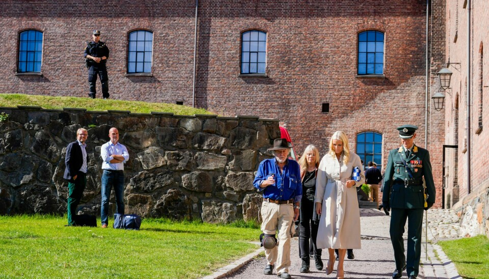 Kronprinsesse Mette-Marit var torsdag til stede ved nedsettelsen av snublesteiner for jødiske ofre for holocaust under andre verdenskrig. Kronprinsesse Mette-Marit var torsdag til stede ved nedsettelsen av snublesteiner for jødiske ofre for holocaust under andre verdenskrig. Foto: Javad Parsa / NTB