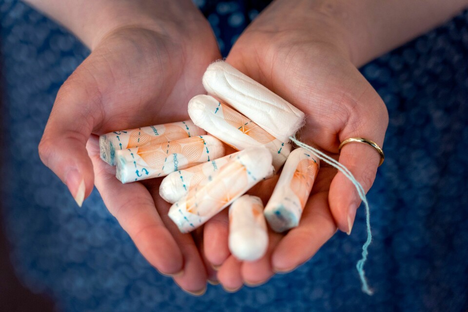 Rundt 900 elever får tilgang på gratis tamponger og bind i skolehverdagen gjennom prøveordningen. Skottland ble denne uken det første landet som tilbyr gratis mensprodukter til alle. Den første som ble ansatt for å fremme det nye tilbudet, er en mann. Illustrasjonsfoto: Gorm Kallestad / NTB