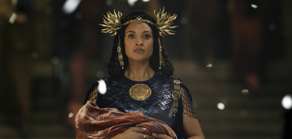 Cynthia Addai-Robinson spiller regjerende dronning i Midgards største og mest gloriøse rike, i «Ringenes herre: Maktens ringer». «Ringenes herre: Maktens ringer»