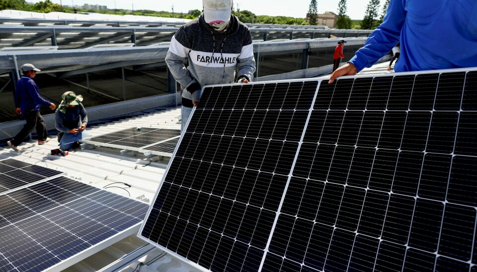 MDG mener en krisepakke for enøktiltak bør omfatte muligheter til å få dekket halve investeringskostnaden for solenergi i boliger. Det vil føre til 5.000 nye private solanlegg i året, til en kostnad for staten på om lag 325 millioner kroner, ifølge partiets anslag. MDG mener en krisepakke for enøktiltak bør omfatte muligheter til å få dekket halve investeringskostnaden for solenergi i boliger. Det vil føre til 5.000 nye private solanlegg i året, til en kostnad for staten på om lag 325 millioner kroner, ifølge partiets anslag.