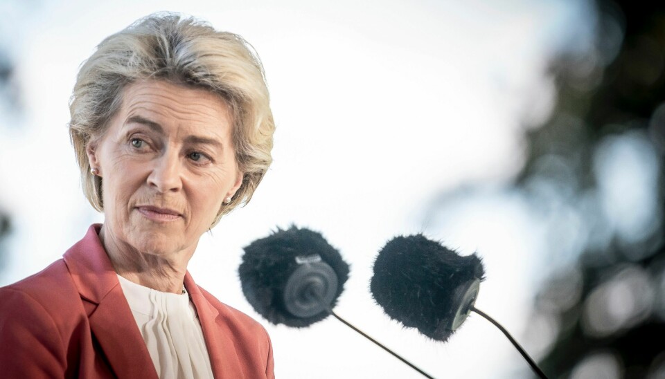 EU-kommisjonens president Ursula von der Leyen har foreløpig vært ordknapp om hvilke krisetiltak hun vurderer for energimarkedet. Men i et lekket notat foreslår kommisjonen å sette et pristak på «billigprodusert» kraft og fordele overskuddet på forbrukere. EU-kommisjonens president Ursula von der Leyen har foreløpig vært ordknapp om hvilke krisetiltak hun vurderer for energimarkedet. Men i et lekket notat foreslår kommisjonen å sette et pristak på «billigprodusert» kraft og fordele overskuddet på forbrukere. Foto: Mads Claus Rasmussen / AP / NTB