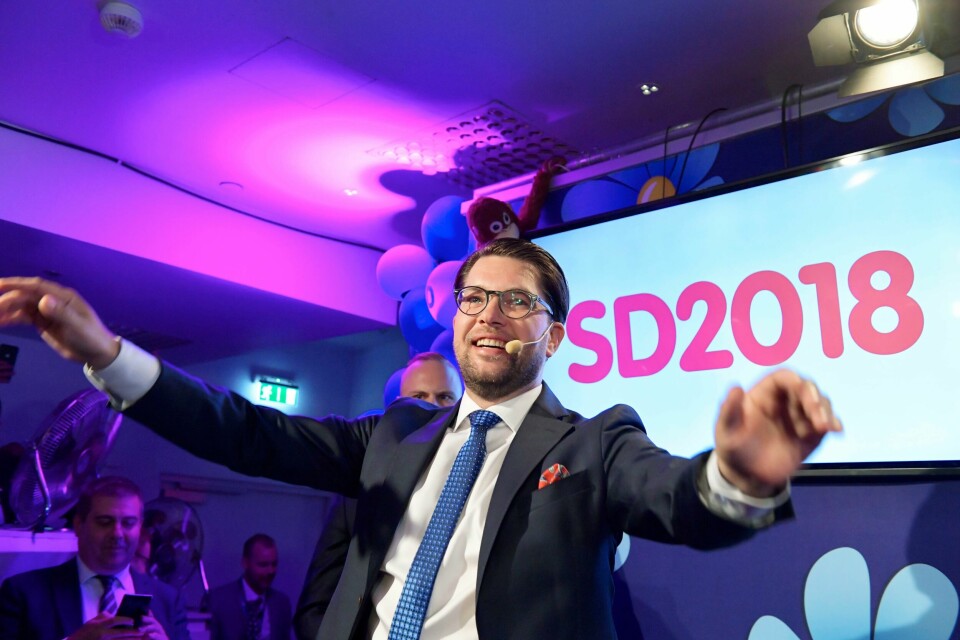 Før 2018-valget ville ingen partier snakke om samarbeid med Sverigedemokraterna og partileder Jimmie Åkesson. Nå kan partiet få en avgjørende rolle etter årets valg. Sverigedemokraternas partileder Jimmie Åkesson på valgvake i 2018.