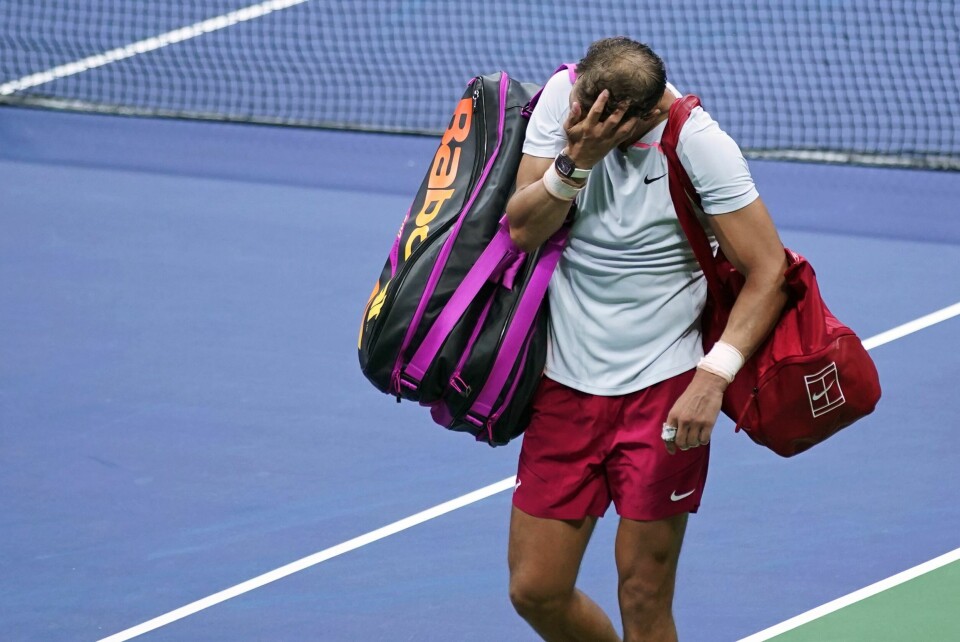 En skuffet Rafael Nadal går av banen etter tapet mot Frances Tiafoe i åttedelsfinalen i US Open. En skuffet Rafael Nadal går av banen etter tapet mot Frances Tiafoe i åttedelsfinalen i US Open. Foto: Eduardo Munoz Alvarez / AP / NTB
