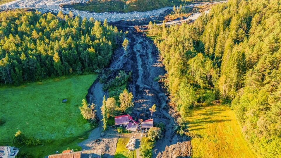 Det var Bjørg Hendset (85) som bodde i huset som ble tatt av skredet i Valsøyfjord i Heim fredag. Kvinnen døde i ulykken. Raset som fredag kveld traff et hus i Valsøyfjorden i Heim kommune i Trøndelag, gikk over E39 ved Hennset.Foto: Emilie Sørsdal / NTB