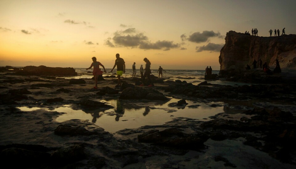 Egyptiske turister nyter livet på Cleopatra-stranden, i middelhavsbyen Marsa Matrouh, 430 kilometer nordvest for hovedstaden Kairo. Mens ferierende nyter Middelhavets sommervarme, advarer klimaforskere om at hetebølger til sjøs har alvorlige konsekvenser for livet i havet. Egyptiske turister nyter livet på Cleopatra-stranden, i middelhavsbyen Marsa Matrouh, 430 kilometer nordvest for hovedstaden Kairo. Mens ferierende nyter Middelhavets sommervarme, advarer klimaforskere om at hetebølger til sjøs har alvorlige konsekvenser for livet i havet. Foto: Amr Nabil / AP / NTB