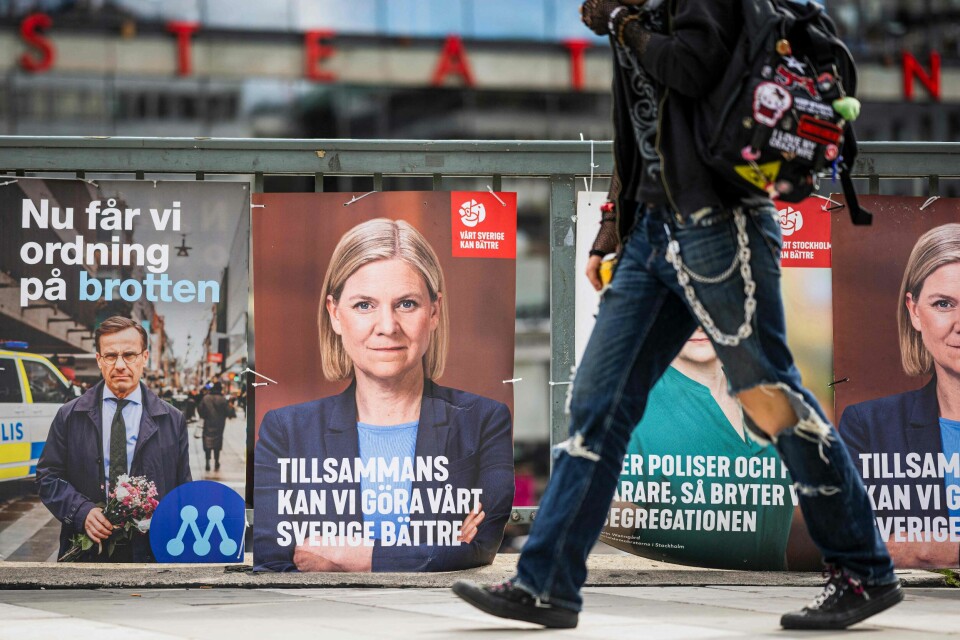 Valgplakater av Moderaterna-leder Ulf Kristersson (t.v.) og Socialdemokraternas Magdalena Andersson i Stockholm. Valgplakater av Moderaterna-leder Ulf Kristersson (t.v.) og Socialdemokraternas Magdalena Andersson i Stockholm.