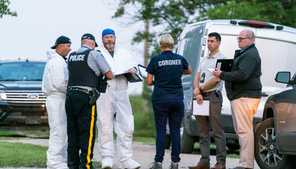 Etterforskere på plass på ett av åstedene i småbyen Weldon i provinsen Saskatchewan. Etterforskere på plass på ett av åstedene i småbyen Weldon i provinsen Saskatchewan. Foto: Heywood Yu / The Canadian Press via AP / NTB