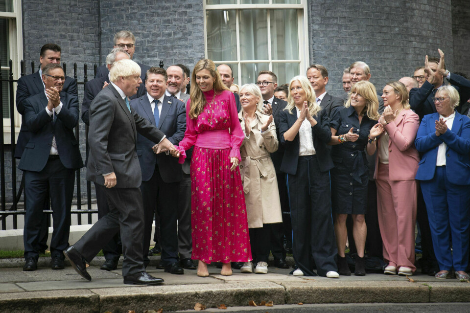 Boris Johnson og kona Carrie tok avskjed utenfor Downing Street 10 tirsdag. Boris Johnson og kona Carrie tok avskjed utenfor Downing Street 10 tirsdag.