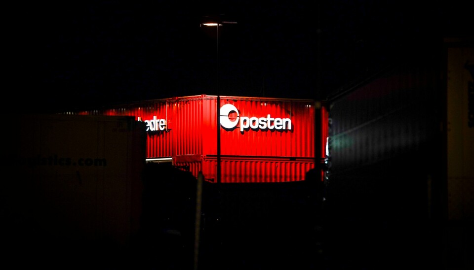 Posten Norge mener de har betalt overpris for lastebiler i over et tiår. Når brevsortering og ruteklargjøring om et år flyttes fra Tromsø og Bodø til Østlandsterminalen på Lørenskog, vil all brevsortering i Norge være samlet på ett sted. Foto: Lise Åserud / NTB