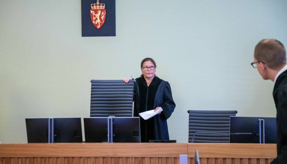 Tingrettsdommer Kjerstin Daler ble truet med sivilt søksmål dersom hun skulle ende opp med å domfelle den tiltalte mannen i 60-årene. Her i samtale med Helge Karlbom, mannens forsvarer. Tingrettsdommer Kjerstin Daler ble truet med sivilt søksmål dersom hun skulle ende opp med å domfelle den tiltalte mannen i 60-årene. Her i samtale med Helge Karlbom, mannens forsvarer.