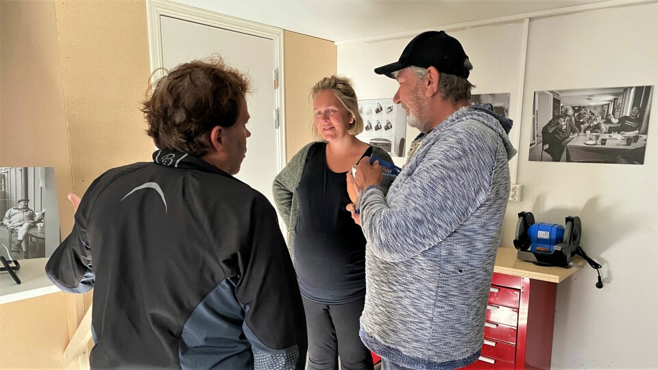 Utstillingen bringer fram mange minner for både Tommy, Jorid og Tore. Tommy Pettersen (t.v.), virksomhetsleder Jorid D. Bertelsen og Tore Pettersen ser på fotoutstillingen som er satt sammen til Varmestua i Fredrikstads 20-årsjubileum.